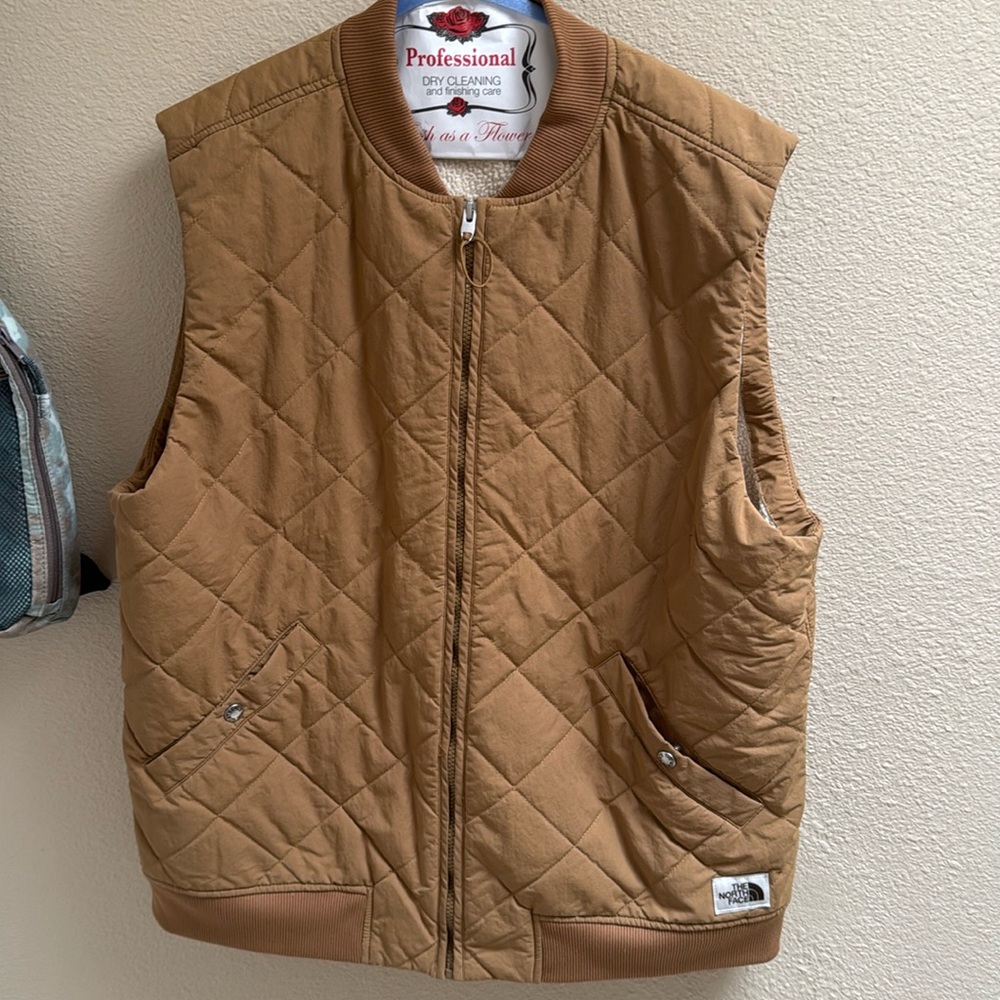 The North Face Men’s Cuchillo Insulated Quilted Full Zip Sherpa Lined Vest